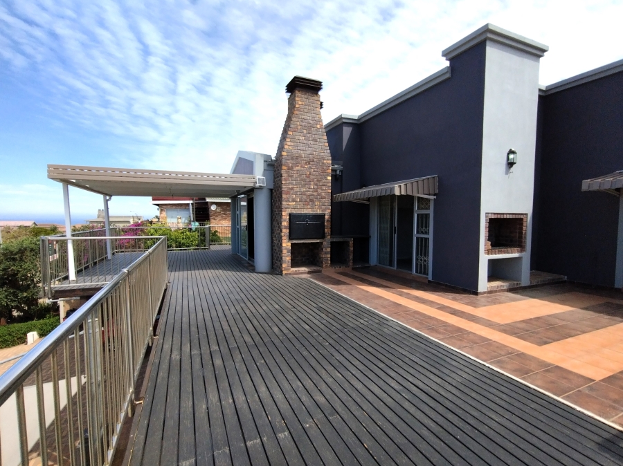 7 Bedroom Property for Sale in Wavecrest Eastern Cape